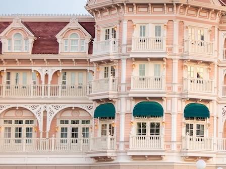 Viele Zimmer im Disneyland Hotel haben eine Terrasse.